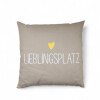 Zirbenholz-Hirseschalen-Kissen mit Aufdruck "Lieblingsplatz" 40 x 40 cm sand